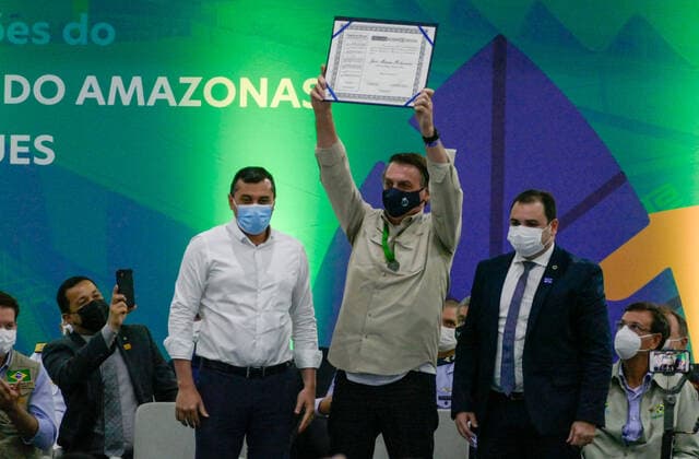 MANAUS, AM - 23.04.2021: BOLSONARO GANHA PLACA DE CIDADÃO EM MANAUS - President of the Republic, Jair Bolsonaro (without party), receives the Citizen of Amazonas plaque and participates in the inauguration of the second stage of the Amazonas Vasco Vasques Convention Center (CCAVV), this Friday morning (23). In the photo, President Jair Bolsonaro receives the Citizen Amazonense plaque. x2056907x  SandroxPereira
