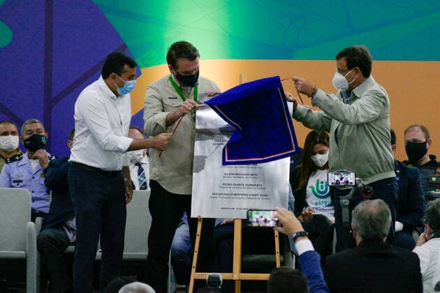 MANAUS, AM - 23.04.2021: BOLSONARO GANHA PLACA DE CIDADÃO EM MANAUS - President of the Republic, Jair Bolsonaro (without party), receives the Citizen of Amazonas plaque and participates in the inauguration of the second stage of the Amazonas Vasco Vasques Convention Center (CCAVV), this Friday morning (23). x2056913x  SandroxPereira