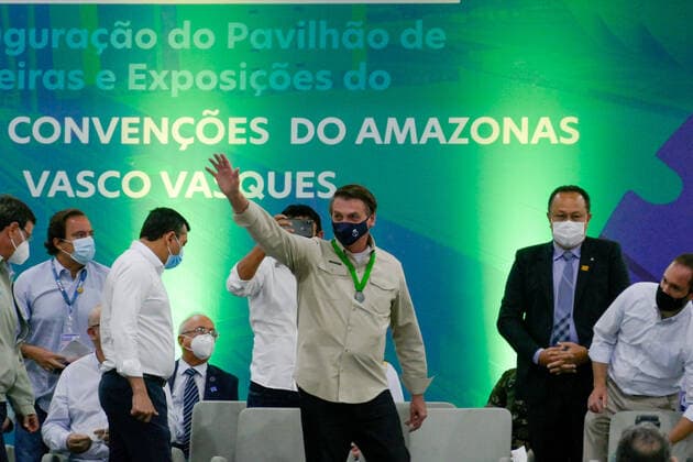 MANAUS, AM - 23.04.2021: BOLSONARO GANHA PLACA DE CIDADÃO EM MANAUS - President of the Republic, Jair Bolsonaro (without party), receives the Citizen of Amazonas plaque and participates in the inauguration of the second stage of the Amazonas Vasco Vasques Convention Center (CCAVV), this Friday morning (23). In the photo, President Jair Bolsonaro greets supporters. x2056936x  SandroxPereira