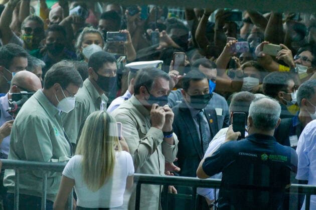 MANAUS, AM - 23.04.2021: BOLSONARO GANHA PLACA DE CIDADÃO EM MANAUS - President of the Republic, Jair Bolsonaro (without party), receives the Citizen of Amazonas plaque and participates in the inauguration of the second stage of the Amazonas Vasco Vasques Convention Center (CCAVV), this Friday morning (23). In the photo, President Bolsonaro arrives. x2056939x  SandroxPereira