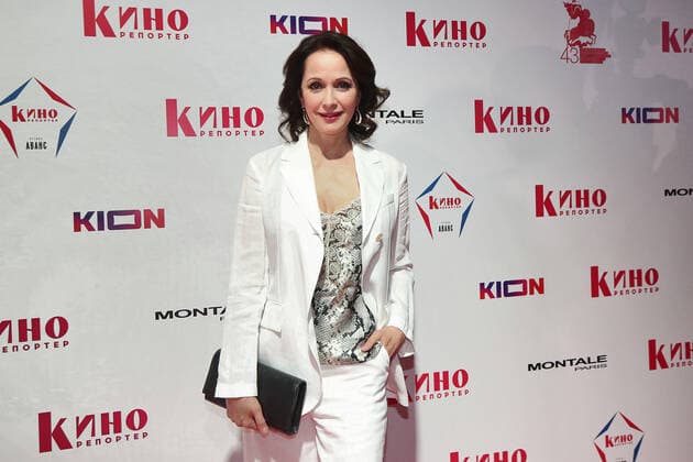MOSCOW, RUSSIA - APRIL 23, 2021: Actress Olga Kabo poses for a photograph as she arrives for an Avans award ceremony at the 43rd Moscow International Film Festival. Avans is an award presented annually by Kinoreporter magazine to young film actors. Valery Sharifulin TASS  TS0FDE25