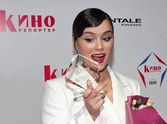 Entertainment Bilder des Tages MOSCOW, RUSSIA - APRIL 23, 2021: Actress Mila Sivatskaya receives an Avans award at a ceremony at the 43rd Moscow International Film Festival. Avans is an award presented annually by Kinoreporter magazine to young film actors. Valery Sharifulin TASS  TS0FDE2F