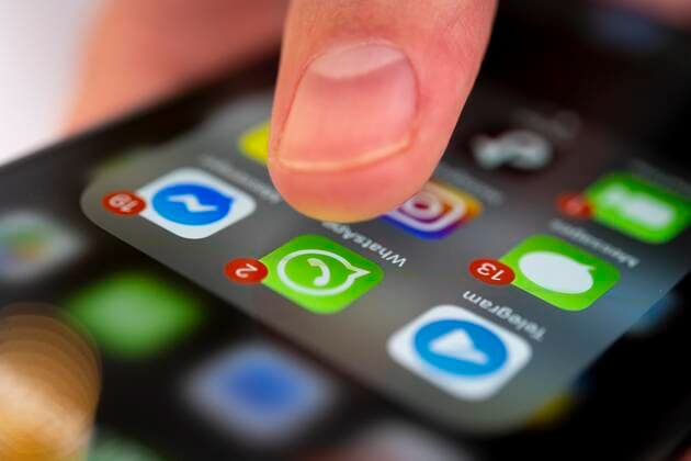 Finger tippt auf Bildschirm mit App Symbolen von Messenger-Diensten und sozialen Netzwerken, WhatsApp, Facebook, Telegram, Snapchat, Threema, iPhone 11 Pro, Smartphone *** Finger taps on screen with app icons of messenger services and social networks, WhatsApp, Facebook, Telegram, Snapchat, Threema, iPhone 11 Pro, smartphone Copyright: imageBROKER ValentinxWolf iblvfw06718074.jpg