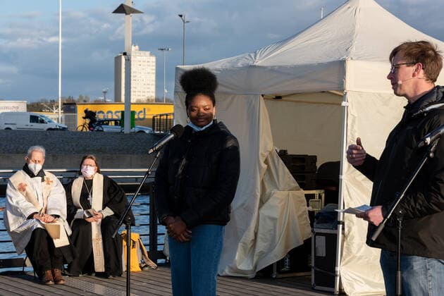 Kiel, 23 April 2021 Comfort at the boat harbour The Kiel churches have invited to an ecumenical open air service for people who are hard hit by the Corona pandemic At the boat harbour in Kiels city centre on Friday evening, 23 April, one hundred registered visitors were able to take a collective breather