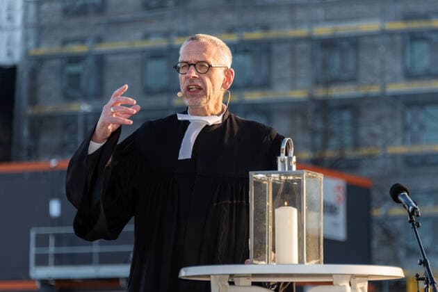 Kiel, 23 April 2021 Comfort at the boat harbour The Kiel churches have invited to an ecumenical open air service for people who are hard hit by the Corona pandemic At the boat harbour in Kiels city centre on Friday evening, 23 April, one hundred registered visitors were able to take a collective breather