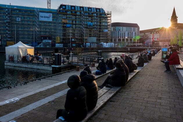 Kiel, 23 April 2021 Comfort at the boat harbour The Kiel churches have invited to an ecumenical open air service for people who are hard hit by the Corona pandemic At the boat harbour in Kiels city centre on Friday evening, 23 April, one hundred registered visitors were able to take a collective breather