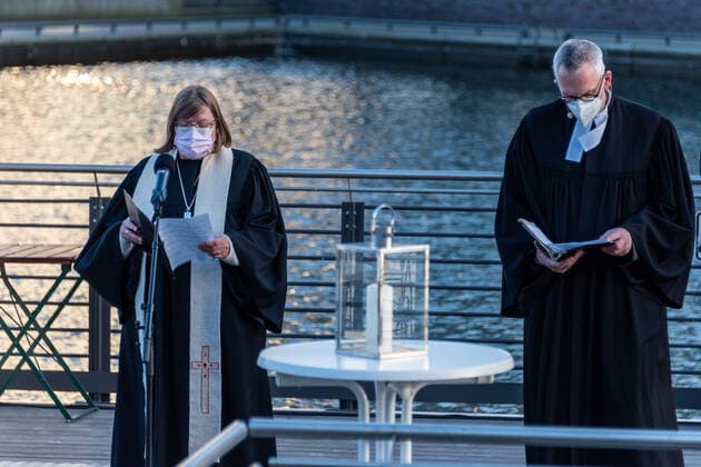Kiel, 23 April 2021 Comfort at the boat harbour The Kiel churches have invited to an ecumenical open air service for people who are hard hit by the Corona pandemic At the boat harbour in Kiels city centre on Friday evening, 23 April, one hundred registered visitors were able to take a collective breather