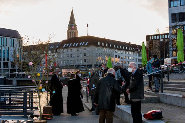 Kiel, 23 April 2021 Comfort at the boat harbour The Kiel churches have invited to an ecumenical open air service for people who are hard hit by the Corona pandemic At the boat harbour in Kiels city centre on Friday evening, 23 April, one hundred registered visitors were able to take a collective breather