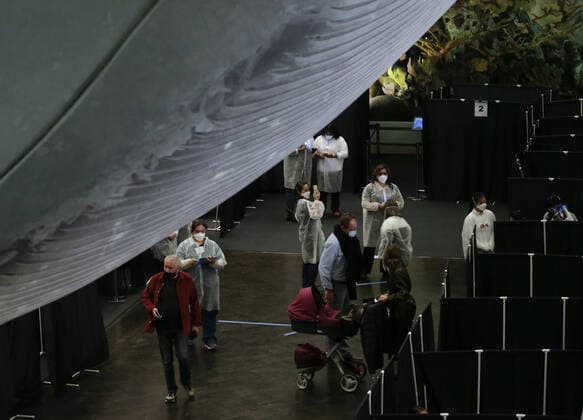 Coronavirus in den USA, Impfzentrum im American Museum of Natural History in New York Healthcare workers attend to people who arrive to be vaccinated under the famous 94-foot-long model of a blue whale when the American Museum of Natural History is transformed into a mass vaccination site at the AMNH in New York City on Friday, April 23, 2021.  NYP20210423101 JohnxAngelillo