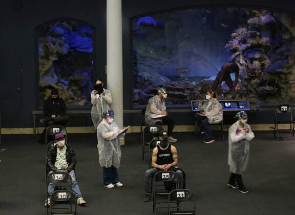 Coronavirus in den USA, Impfzentrum im American Museum of Natural History in New York Healthcare workers attend to people who arrive to be vaccinated under the famous 94-foot-long model of a blue whale when the American Museum of Natural History is transformed into a mass vaccination site at the AMNH in New York City on Friday, April 23, 2021.  NYP20210423102 JohnxAngelillo