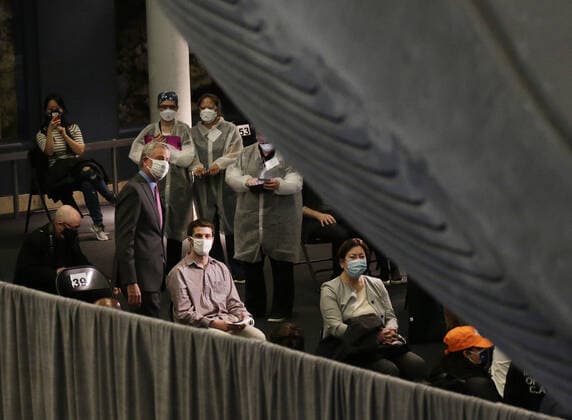 Coronavirus in den USA, Impfzentrum im American Museum of Natural History in New York Mayor Bill deBlasio speaks with people who have just been vaccinated while healthcare workers attend to people who arrive to be vaccinated under the famous 94-foot-long model of a blue whale when the American Museum of Natural History is transformed into a mass vaccination site at the AMNH in New York City on Friday, April 23, 2021.  NYP20210423104 JohnxAngelillo