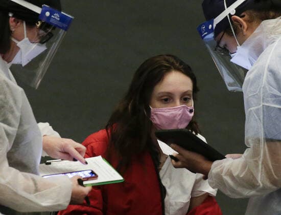Coronavirus in den USA, Impfzentrum im American Museum of Natural History in New York Healthcare workers attend to people who wait to be vaccinated under the famous 94-foot-long model of a blue whale when the American Museum of Natural History is transformed into a mass vaccination site at the AMNH in New York City on Friday, April 23, 2021.  NYP20210423111 JohnxAngelillo