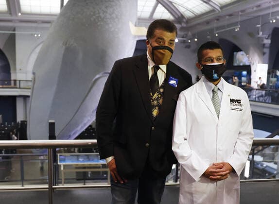 Coronavirus in den USA, Impfzentrum im American Museum of Natural History in New York Commissioner of Health of the City of New York Dave A. Chokshi and American Astrophysicist Neil deGrasse Tyson arrive as healthcare workers attend to people who arrive to be vaccinated under the famous 94-foot-long model of a blue whale when the American Museum of Natural History is transformed into a mass vaccination site at the AMNH in New York City on Friday, April 23, 2021.  NYP20210423116 JohnxAngelillo