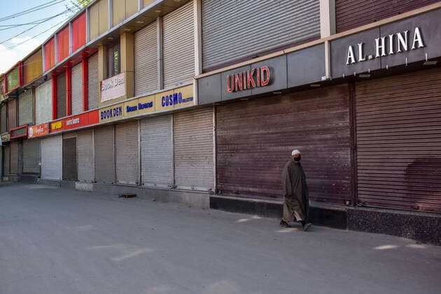 April 23, 2021, Srinagar, India: A commuter wears a protective face mask as he walks through a market partially closed following the second wave of Coronavirus in Srinagar..India reported the world s highest daily tally of coronavirus infections for a second day on Friday, surpassing 330,000 new cases and 2256 deaths in the past 24 hours. Srinagar India - ZUMAs197 20210423_zaa_s197_314 Copyright: xSaqibxMajeedx