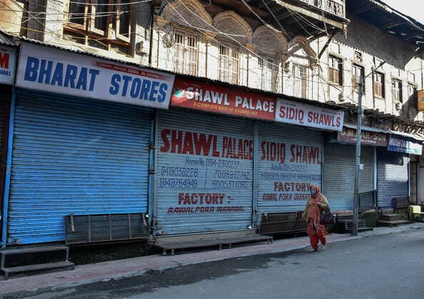 April 23, 2021, Srinagar, India: A woman wears a protective face mask as she walks through a market partially closed following the second wave of Coronavirus in Srinagar..India reported the world s highest daily tally of coronavirus infections for a second day on Friday, surpassing 330,000 new cases and 2256 deaths in the past 24 hours. Srinagar India - ZUMAs197 20210423_zaa_s197_316 Copyright: xSaqibxMajeedx
