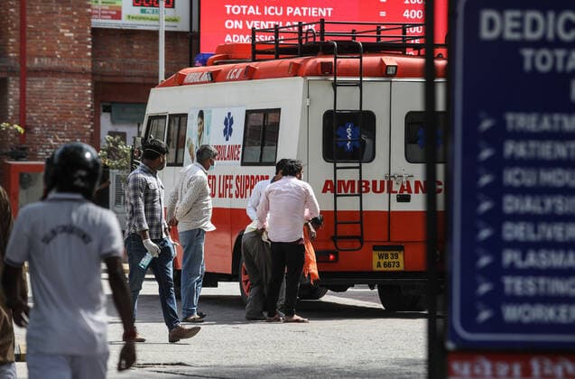 April 23, 2021, New Delhi, India: Health workers wearing protective suits help a Covid-19 suspected patient brought at Lok Nayak Jai Prakash (LNJP) Hospital in Old Delhi..India is running out of oxygen during the second wave of Covid-19 pandemic. India has recorded 332,730 new Covid-19 cases in a single day and 2,263 deaths in the last one day. New Delhi India - ZUMAs197 20210423_zaa_s197_320 Copyright: xNaveenxSharmax