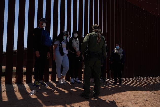 April 23, 2021, Yuma, Arizona, USA: Asylum seeking migrants surrender to United States Border Patrol at the US Border Wall with Mexico in Yuma, AZ. Yuma USA - ZUMAd211 20210423_zap_d211_009 Copyright: xAllisonxDinnerx
