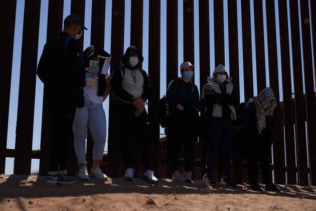 April 23, 2021, Yuma, Arizona, USA: Asylum seeking migrants surrender to United States Border Patrol at the US Border Wall with Mexico in Yuma, AZ. Yuma USA - ZUMAd211 20210423_zap_d211_011 Copyright: xAllisonxDinnerx