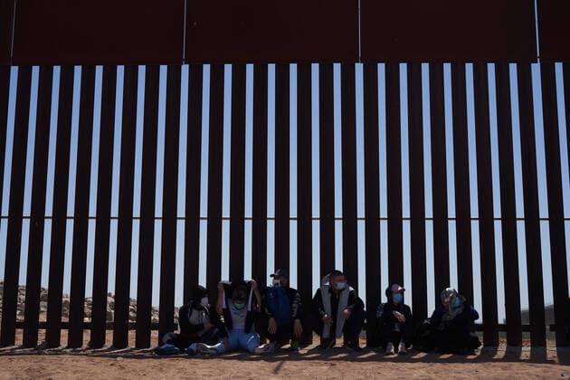 April 23, 2021, Yuma, Arizona, USA: Asylum seeking migrants surrender to United States Border Patrol at the US Border Wall with Mexico in Yuma, AZ. Yuma USA - ZUMAd211 20210423_zap_d211_015 Copyright: xAllisonxDinnerx