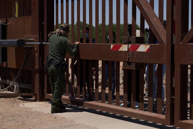 April 23, 2021, Yuma, Arizona, USA: Asylum seeking migrants surrender to United States Border Patrol at the US Border Wall with Mexico in Yuma, AZ. Yuma USA - ZUMAd211 20210423_zap_d211_017 Copyright: xAllisonxDinnerx