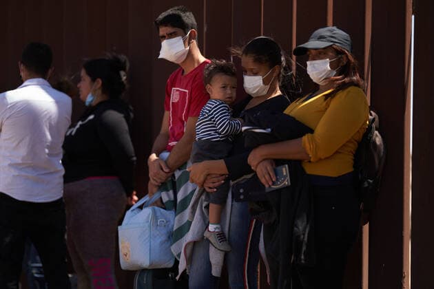 April 23, 2021, Yuma, Arizona, USA: Asylum seeking migrants surrender to United States Border Patrol at the US Border Wall with Mexico in Yuma, AZ. Yuma USA - ZUMAd211 20210423_zap_d211_020 Copyright: xAllisonxDinnerx