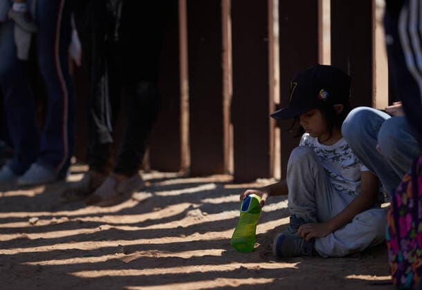 April 23, 2021, Yuma, Arizona, USA: Asylum seeking migrants surrender to United States Border Patrol at the US Border Wall with Mexico in Yuma, AZ. Yuma USA - ZUMAd211 20210423_zap_d211_021 Copyright: xAllisonxDinnerx