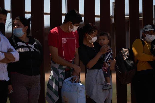 April 23, 2021, Yuma, Arizona, USA: Asylum seeking migrants surrender to United States Border Patrol at the US Border Wall with Mexico in Yuma, AZ. Yuma USA - ZUMAd211 20210423_zap_d211_022 Copyright: xAllisonxDinnerx