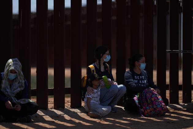 April 23, 2021, Yuma, Arizona, USA: Asylum seeking migrants surrender to United States Border Patrol at the US Border Wall with Mexico in Yuma, AZ. Yuma USA - ZUMAd211 20210423_zap_d211_023 Copyright: xAllisonxDinnerx