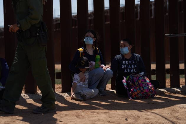 April 23, 2021, Yuma, Arizona, USA: Asylum seeking migrants surrender to United States Border Patrol at the US Border Wall with Mexico in Yuma, AZ. Yuma USA - ZUMAd211 20210423_zap_d211_024 Copyright: xAllisonxDinnerx