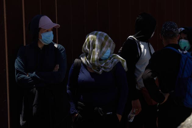 April 23, 2021, Yuma, Arizona, USA: Asylum seeking migrants surrender to United States Border Patrol at the US Border Wall with Mexico in Yuma, AZ. Yuma USA - ZUMAd211 20210423_zap_d211_026 Copyright: xAllisonxDinnerx