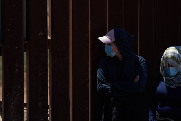 April 23, 2021, Yuma, Arizona, USA: Asylum seeking migrants surrender to United States Border Patrol at the US Border Wall with Mexico in Yuma, AZ. Yuma USA - ZUMAd211 20210423_zap_d211_027 Copyright: xAllisonxDinnerx