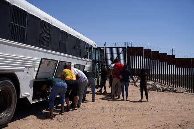 April 23, 2021, Yuma, Arizona, USA: Asylum seeking migrants board a bus for transport after surrendering to United States Border Patrol at the US Border Wall with Mexico in Yuma, AZ. Yuma USA - ZUMAd211 20210423_zap_d211_003 Copyright: xAllisonxDinnerx