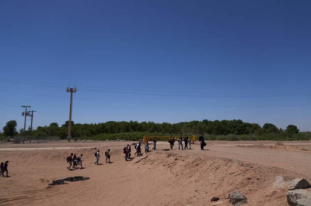April 23, 2021, Yuma, Arizona, USA: Asylum seeking migrants surrender to United States Border Patrol at the US Border Wall with Mexico in Yuma, AZ. Yuma USA - ZUMAd211 20210423_zap_d211_005 Copyright: xAllisonxDinnerx