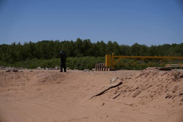 April 23, 2021, Yuma, Arizona, USA: A United States Border Patrol agent works near the US Border Wall with Mexico in Yuma, AZ. Yuma USA - ZUMAd211 20210423_zap_d211_007 Copyright: xAllisonxDinnerx