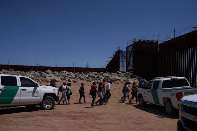 April 23, 2021, Yuma, Arizona, USA: Asylum seeking migrants surrender to United States Border Patrol at the US Border Wall with Mexico in Yuma, AZ. Yuma USA - ZUMAd211 20210423_zap_d211_012 Copyright: xAllisonxDinnerx