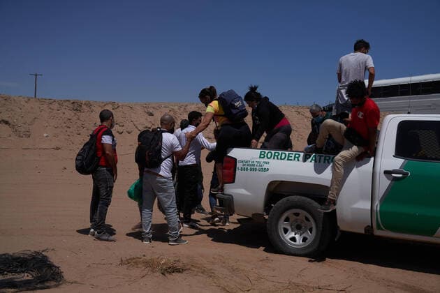 April 23, 2021, Yuma, Arizona, USA: Asylum seeking migrants surrender to United States Border Patrol at the US Border Wall with Mexico in Yuma, AZ. Yuma USA - ZUMAd211 20210423_zap_d211_013 Copyright: xAllisonxDinnerx