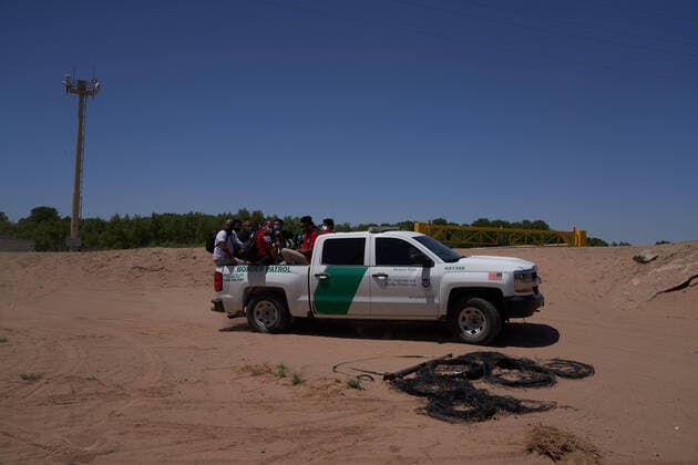 April 23, 2021, Yuma, Arizona, USA: Asylum seeking migrants surrender to United States Border Patrol at the US Border Wall with Mexico in Yuma, AZ. Yuma USA - ZUMAd211 20210423_zap_d211_014 Copyright: xAllisonxDinnerx