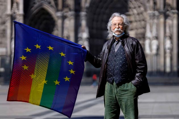 Jean Pütz zeigt eine Europa-Flagge, die in eine Regenbogenflagge übergeht, um die Bewegung Pulse of Europe zu unterstützen. Köln, 23.04.2021 *** Jean Pütz shows a Europe flag that turns into a rainbow flag in support of the Pulse of Europe movement Cologne, 23 04 2021 Foto:xC.xHardtx xFuturexImage