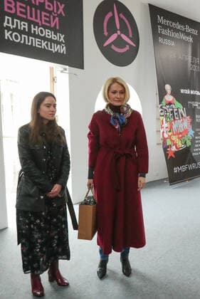 MOSCOW, RUSSIA â€“ APRIL 24, 2021: Russia s Deputy Prime Minister Viktoria Abramchenko (R) donates old clothes for recycling in the Museum of Moscow on the closing day of the 2021 Mercedes-Benz Fashion Week Russia. Sergei Karpukhin TASS  TS0FDEA8