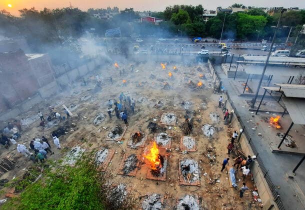 NEW DELHI, INDIA - APRIl 23: COVID-19 victims being cremated at Seemapuri crematorium, as coronavirus cases surge across the country, on April 23, 2021 in New Delhi, India. (Photo by Amal KS Hindustan Times) Covid Death Toll Continues To Rise In India