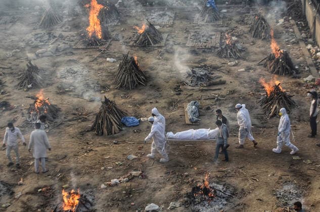 NEW DELHI, INDIA - APRIl 23: COVID-19 victims being cremated at Seemapuri crematorium, as coronavirus cases surge across the country, on April 23, 2021 in New Delhi, India. (Photo by Amal KS Hindustan Times) Covid Death Toll Continues To Rise In India