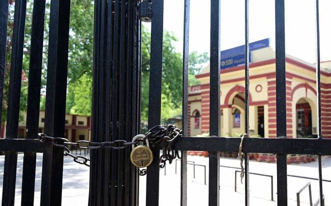 April 24, 2021, Prayagraj, Uttar Pradesh, India: Prayagraj: A deserted view of Bank during a weekend lockdown imposed by the government as a preventive measure against the Covid-19 coronavirus, in Prayagraj on Saturday, April 24, 2021. Prayagraj India - ZUMAv115 20210424_zap_v115_004 Copyright: xPrabhatxKumarxVermax