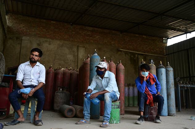 April 24, 2021, Prayagraj, Uttar Pradesh, India: Prayagraj: Family members in queue to refill medical oxygen cylinders for Covid-19 coronavirus patients at an oxygen refile station in Prayagraj on Saturday, April 24, 2021. Prayagraj India - ZUMAv115 20210424_zap_v115_034 Copyright: xPrabhatxKumarxVermax