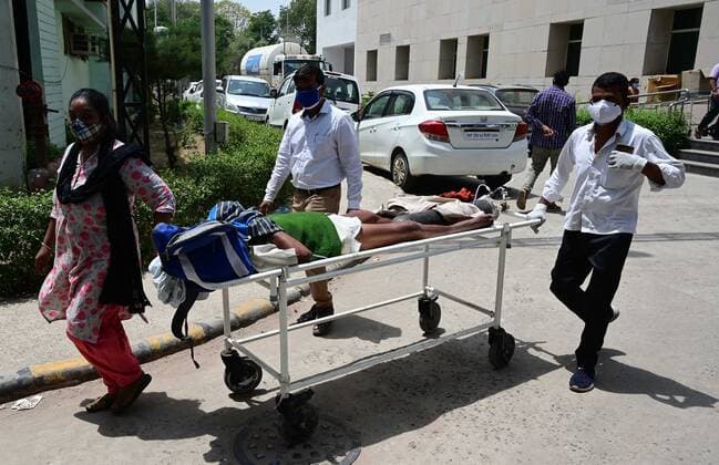 April 24, 2021, Prayagraj, Uttar Pradesh, India: Prayagraj: Family members carrying a COVID 19 patient to a hospital during a weekend lockdown imposed by the government as a preventive measure against the Covid-19 coronavirus, in Prayagraj on Saturday, April 24, 2021. Prayagraj India - ZUMAv115 20210424_zap_v115_047 Copyright: xPrabhatxKumarxVermax