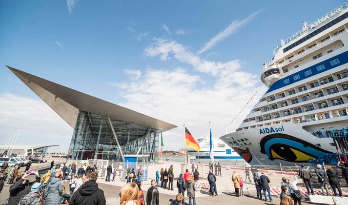 News Bilder des Tages Das Kreuzfahrtschiff AIDAsol der Rostocker Reederei AIDA Cruises macht am Sonnabend, 24. April 2021, am Kreuzfahrtterminal Warnemünde Cruise Center 8 in Warnemünde fest. Das Schiff soll einen sogenannten Schiffsintegrationstest an der neu errichteten Landstromanlage an den beiden Liegeplätze P7 und P8 am Warnemünder Passagierkai durchführen. Die bereits im Sommer 2020 fertiggestellte Landstromanlage ist aktuell die größte Europas und kann bis zu 20 MVA elektrische Energie liefern. An den Liegeplätzen P7 und P8 können zukünftig zwei Kreuzfahrtschiffe gleichzeitig mit Strom beliefert werden. Rostock Warnemünde *** The cruise ship AIDAsol of the Rostock-based shipping company AIDA Cruises will moor at the Warnemünde Cruise Term Copyright: FrankxHormannx xnordlicht