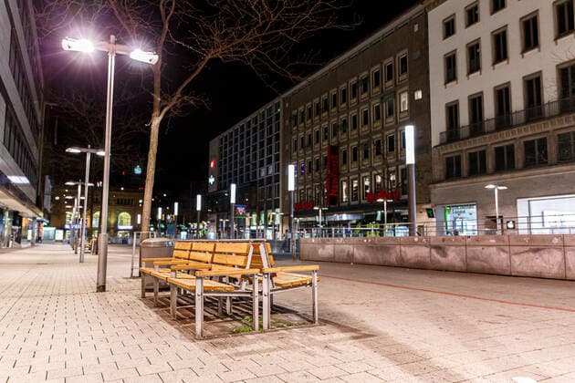 Hanover, Germany 24 April 2021 News 2021 Curfew in Hanover 24 04 2021 Empty benches between Kroepcke Kröpcke and Hauptbahnhof in the city centre during curfew Lower Saxony Copyright: xFotostandx xMattheyx