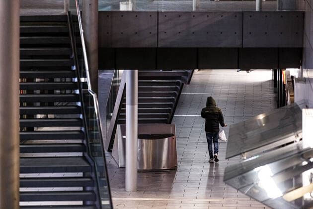 Hanover, Germany 24 April 2021 News 2021 Curfew in Hanover 24 04 2021 A person walks along the Niki de Saint Phalle Promenade towards the main train station in downtown Lower Saxony shortly before the curfew begins. Copyright: xFotostandx xMattheyx