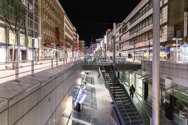 Hannover, Germany 24 April 2021 News 2021 Curfew in Hannover 24 04 2021 The Niki de Saint Phalle promenade in the city centre after the start of curfew Lower Saxony Copyright: xFotostandx xMattheyx