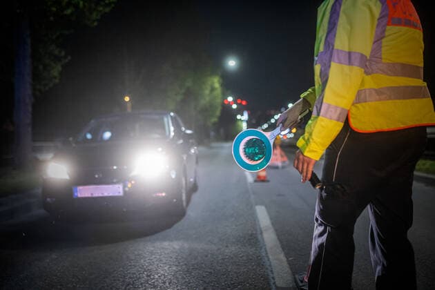 Police control of the nightly exit restriction from 22 oclock Stuttgart Stuttgart Baden Württemberg Germany Copyright: xSimonxAdomatx
