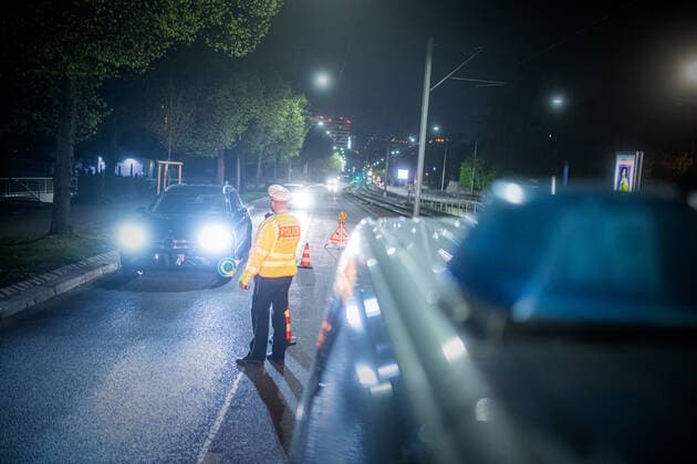Police control of the nightly exit restriction from 22 oclock Stuttgart Stuttgart Baden Württemberg Germany Copyright: xSimonxAdomatx